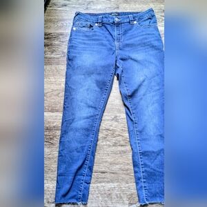 TRUE RELION AUTHENTIC JEANS - Show off your curves in the Jennie Curvy